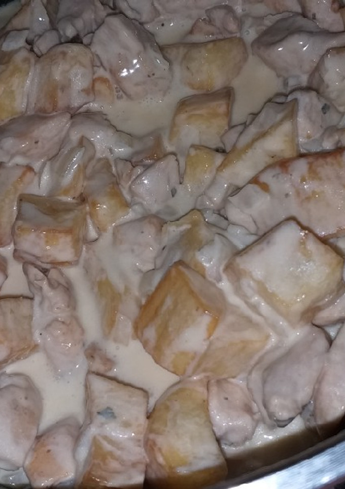Una foto de Pechugas de pollo con crema y papas fritas 👏