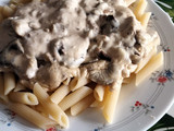 Macarrones con variado de setas a la nata