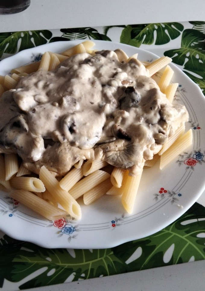 Una foto de Macarrones con variado de setas a la nata
