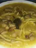 Fideos con salchichas y setas