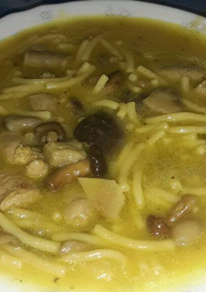 Una foto de Fideos con salchichas y setas