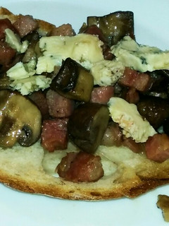 Una foto de Tapa de Portobello con jamón y queso