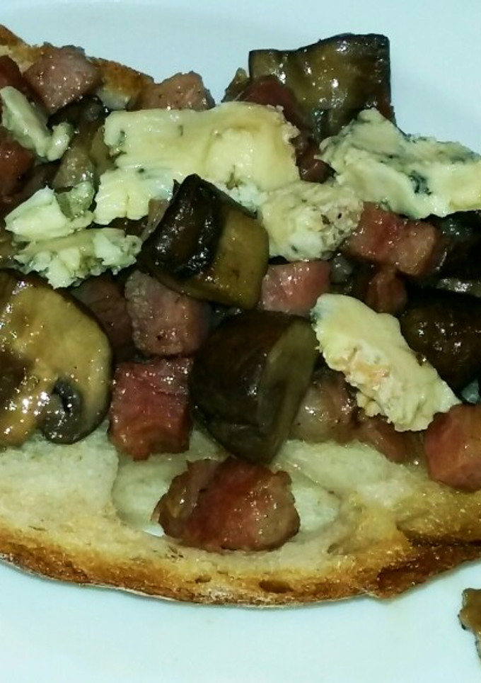 Una foto de Tapa de Portobello con jamón y queso
