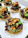 Canapés de morcilla con pak choi y piñones a la miel