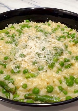 A picture of Asparagus and peas risotto.