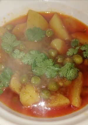 A picture of Aloo matar.
