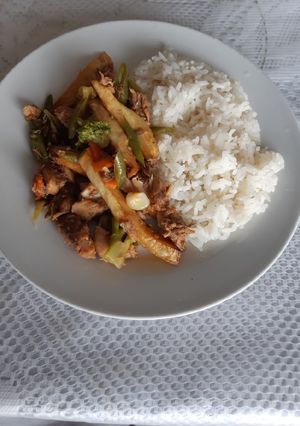 Una foto de Salteado de verduras con atún 😋