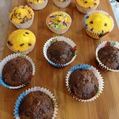 A picture of Chocolate & Vanilla Cup Cakes 🧁🧁🧁.