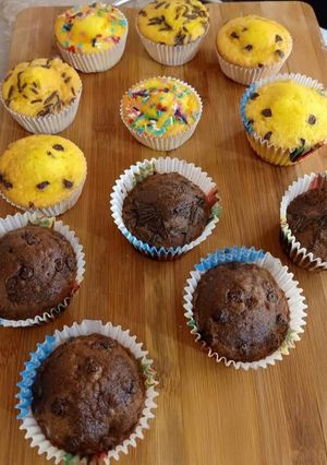 A picture of Chocolate & Vanilla Cup Cakes 🧁🧁🧁.