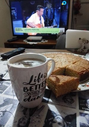 Una foto de Bizcochuelo de Harina de Almendras con Limón y Chocolate Blanco