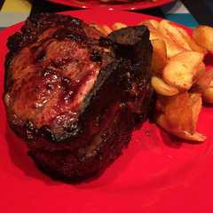 Una foto de Costillas de cerdo en salsa barbacoa y papas bravas
