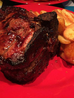 Una foto de Costillas de cerdo en salsa barbacoa y papas bravas