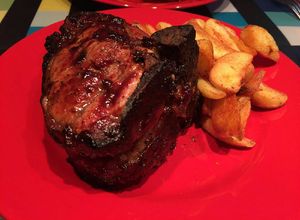 Una foto de Costillas de cerdo en salsa barbacoa y papas bravas
