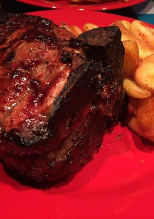 Una foto de Costillas de cerdo en salsa barbacoa y papas bravas