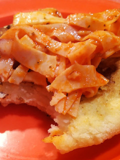 Una foto de Arepa con pechuga de pavo, queso y pimiento