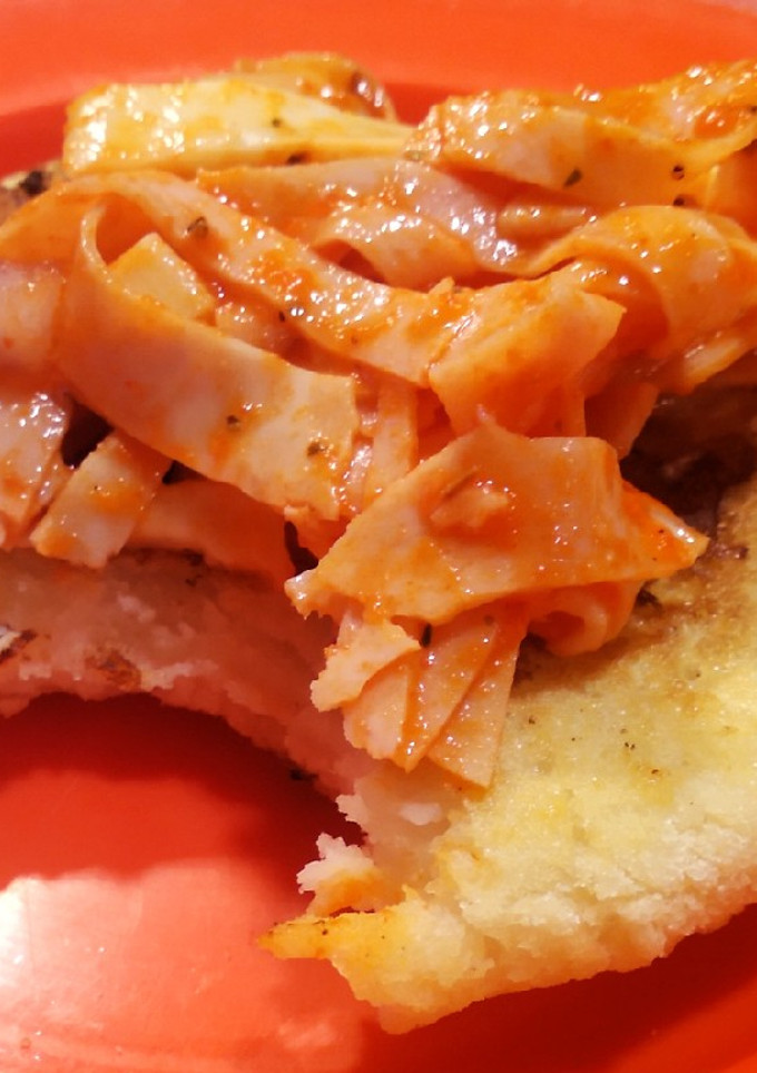 Una foto de Arepa con pechuga de pavo, queso y pimiento