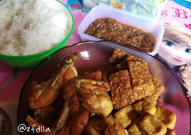 Langkah Mudah untuk Membuat Ayam penyet ala konco Anti Gagal