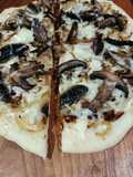 Pizza de cebolla y champiñones