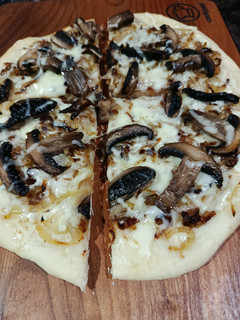 Una foto de Pizza de cebolla y champiñones