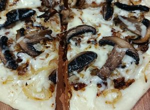 Una foto de Pizza de cebolla y champiñones