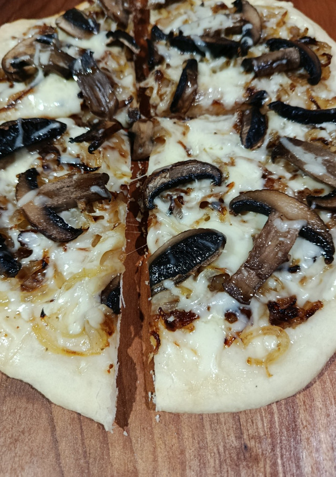 Una foto de Pizza de cebolla y champiñones