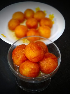 सूजी के गुलाब जामुन (Suji ke gulab jamun recipe in hindi) रेसिपी मुख्य फोटो