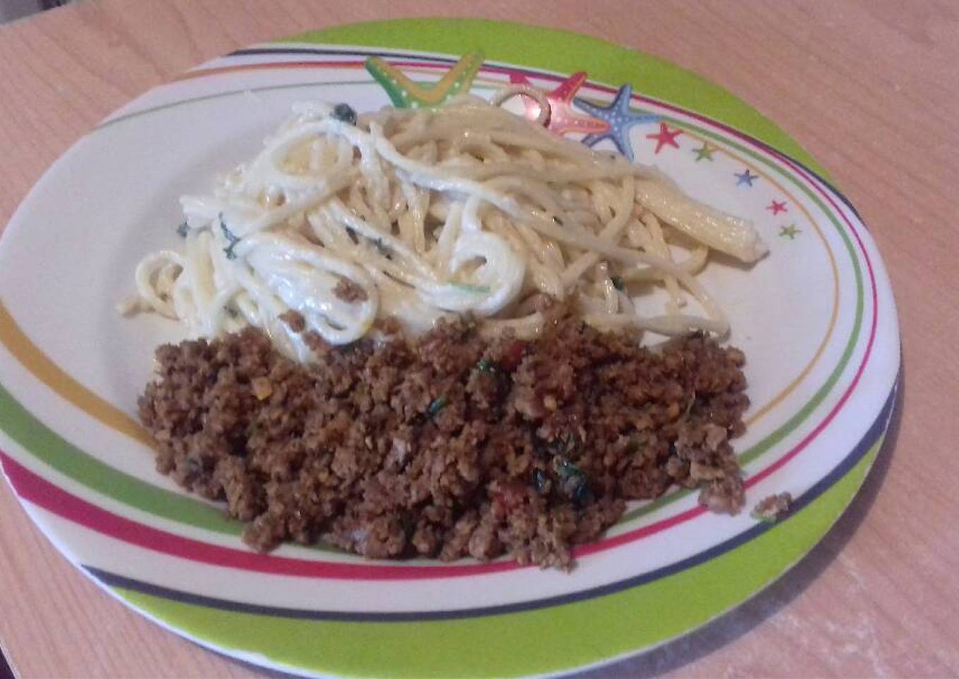 Fideos en salsa blanca con carne molida