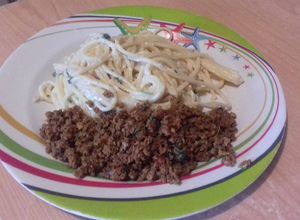 Una foto de Fideos en salsa blanca con carne molida
