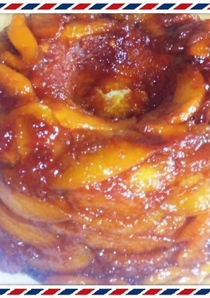 Una foto de Torta invertida de duraznos