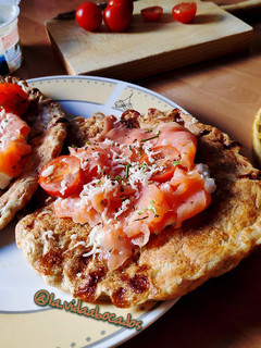 Una foto de Tortitas de Queso y Salmón ahumado