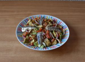 Una foto de Salpicón de aguacates con sardinillas