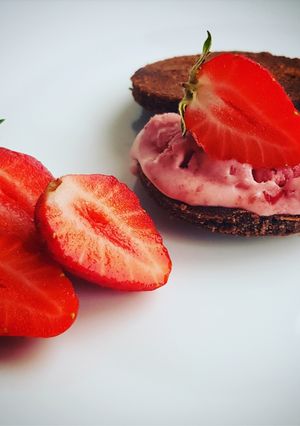 O poză a rețetei Înghețată de casă de căpșuni cu biscuite de brownie. Înghețata de casă fără mașina de înghețată.