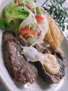 Hình của món Bò bít tết salad 🥩🍴.