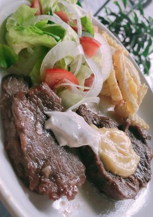 Hình của món Bò bít tết salad 🥩🍴.