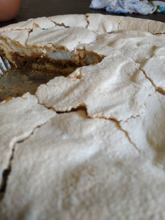 Una foto de "Torta merengada" con dulce de leche (merengue francés)