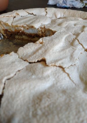 Una foto de "Torta merengada" con dulce de leche (merengue francés)