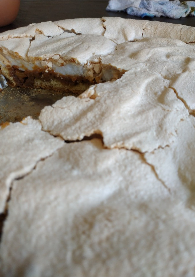 Una foto de "Torta merengada" con dulce de leche (merengue francés)