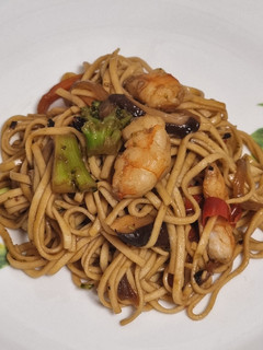 Una foto de Noodles con verduras y langostinos