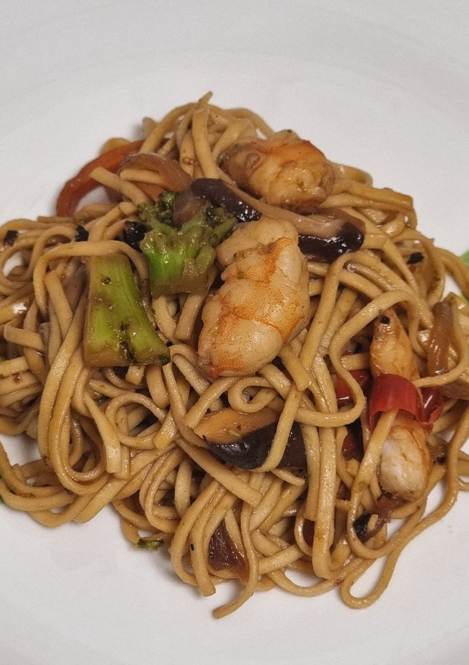 Una foto de Noodles con verduras y langostinos