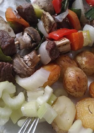 Una foto de Brochetes de carne y vegetales