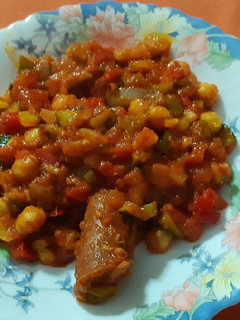 Una foto de Garbanzos con pisto y chorizo