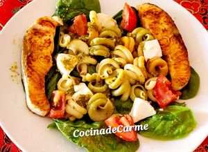 Foto principal de Ensalada de espinacas y pasta con salmón y pesto 😋
