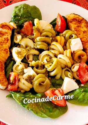 Foto principal de Ensalada de espinacas y pasta con salmón y pesto 😋