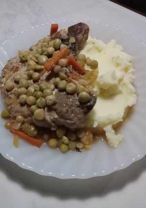 Una foto de Chuletas de cerdo arvejadas