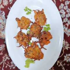 A picture of Crispy onion pakodas.
