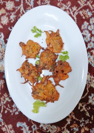 A picture of Crispy onion pakodas.