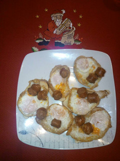Una foto de Canapé de huevo codornices y chistorra