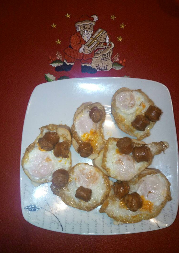 Una foto de Canapé de huevo codornices y chistorra
