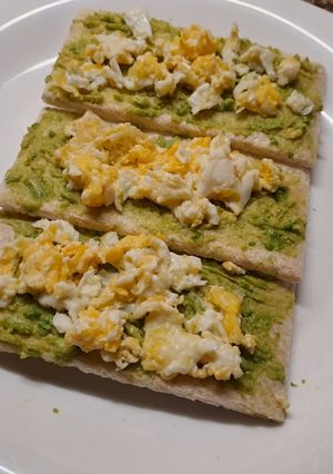 Una foto de Tostadas saludables de palta y huevo