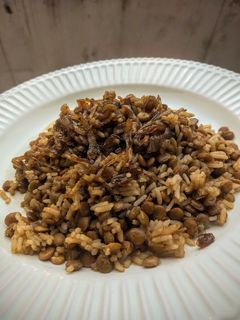 Foto de Mjadra com cebola caramelizada
